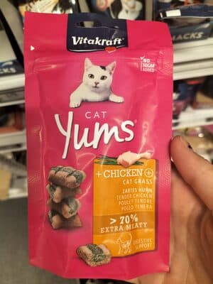 Snacks para Gato Vitakraft Cat Yums com Frango e Erva
