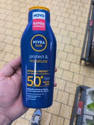 Protetor Solar Loção Resistente à Água FP50+ Protect & Moisture Nivea Sun